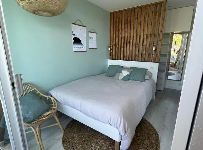 De Standing, Vue Sur Port De Plaisance *